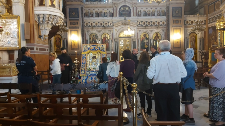 Илјадници Грци се поклонија во Атина пред чудотворната светогорска икона на Богородица
