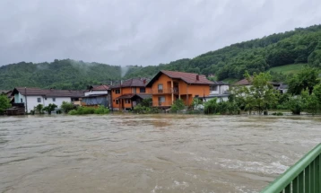 Северозападниот дел на БиХ се уште е зафатен од поплави, вонредна состојба во неколку градови