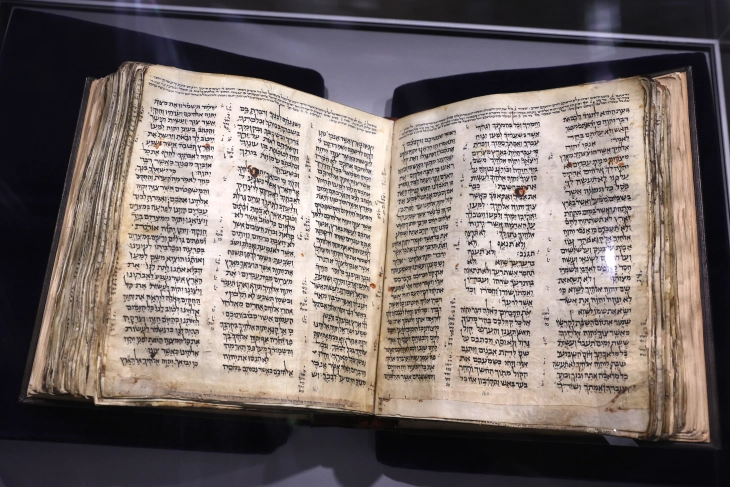 Најстарата, речиси целосна, хебрејска Библија продадена за 38,1 милион долари