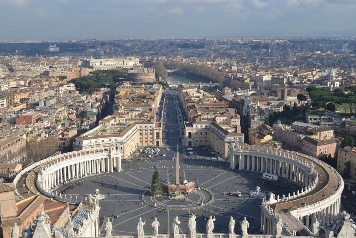 Маж со автомобил упаднал во Апостолската палата на Ватикан
