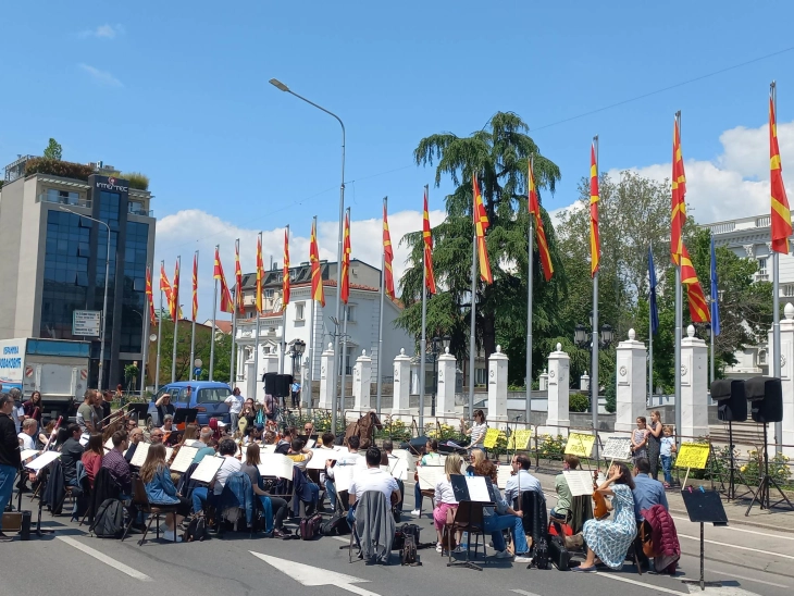 Të punësuarit e Filarmonisë në protestë para Qeverisë