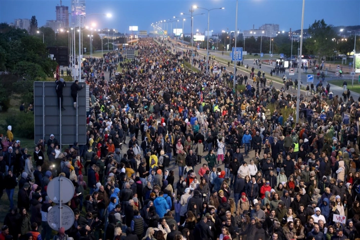 Në Beograd dhjetëra mijëra qytetarë për të tretën herë në protestë 