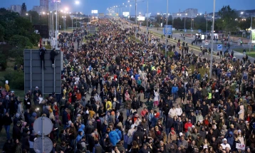 Në Beograd dhjetëra mijëra qytetarë për të tretën herë në protestë 