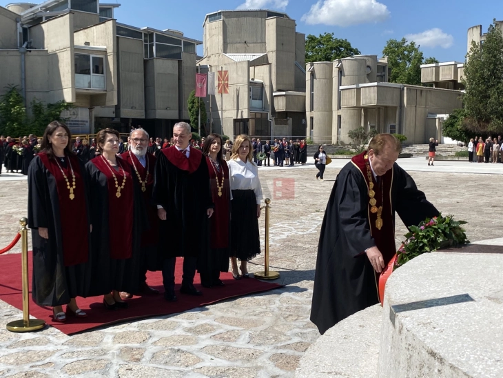 Положено цвеќе на споменикот на светите Кирил и Методиј во универзитетскиот кампус во Скопје