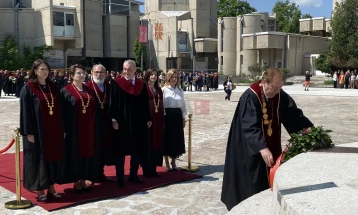 Положено цвеќе на споменикот на светите Кирил и Методиј во универзитетскиот кампус во Скопје