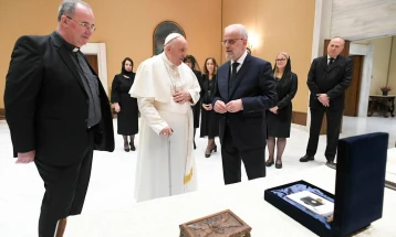 Џафери му подари на папата Франциск графичка икона „Богородица Несвенлива Роза“