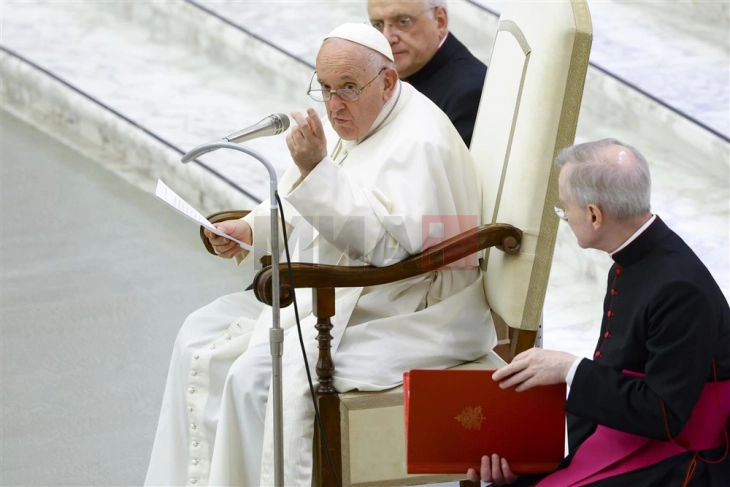 Папата Франциск: Светот мора итно да се откаже од фосилните горива