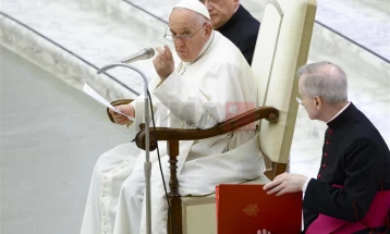 Папата Франциск: Светот мора итно да се откаже од фосилните горива