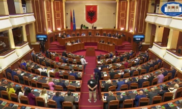 Парламентот во Тирана расправа за зголемување на  платите во администрацијата,  но со висок процент и на функционерите и пратениците 