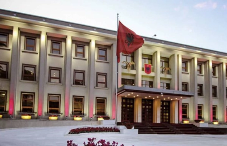 Албанските функционери, министри и пратеници со повисоки плати од 65 до 98 отсто