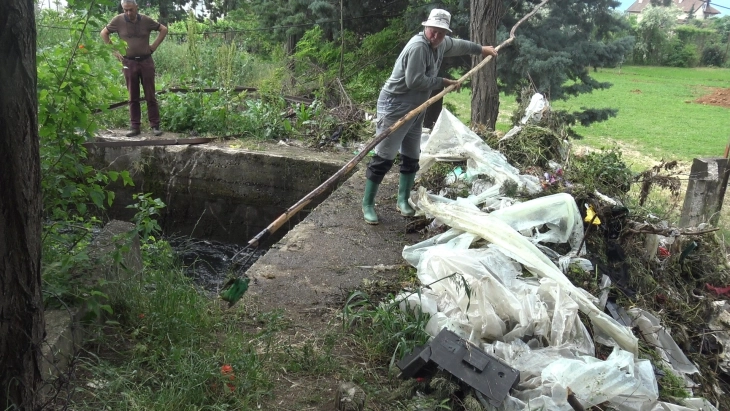 Отпадоци во главниот канал на хидросистемот „Брегалница“ предизвикаа опасност од поплавување во Кочани