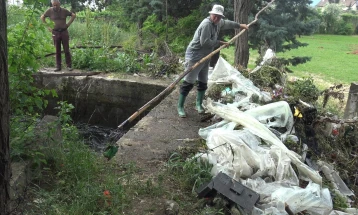 Отпадоци во главниот канал на хидросистемот „Брегалница“ предизвикаа опасност од поплавување во Кочани