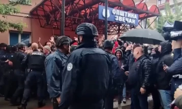 KFOR-i i lëshoi të punësuarit në hyrjen e Komunës Zveçan, policia e Kosovës i ndaloi dhe hodhi gaz lotsjellës