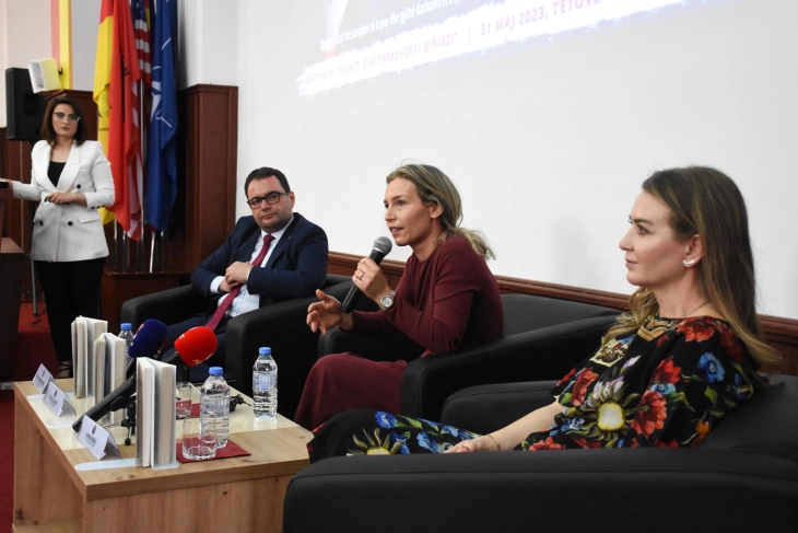 Në Universitetin e Tetovës u promovua libri “Të lirë” i Lea Ypit, shkrimtares dhe filozofes së njohur me renome ndërkombëtare