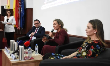 Në Universitetin e Tetovës u promovua libri “Të lirë” i Lea Ypit, shkrimtares dhe filozofes së njohur me renome ndërkombëtare