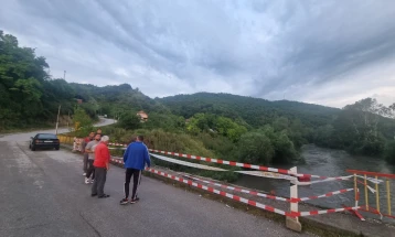 ЦУК: Товарно возило на патот Зелениково - Таор ја пробило оградата на мост на Вардар, нема жртви
