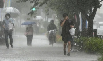Јапонија на удар на бурата „Мавар“, властите советуваа повеќе од милион луѓе да се евакуираат