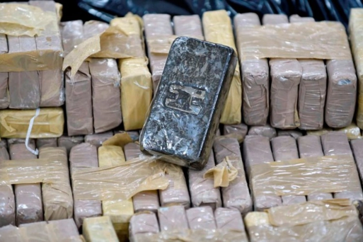 Rreth 160 kilogramë kokainë në vlerë prej 10 milionë eurove konfiskoi policia e vendit dhe ajo greke