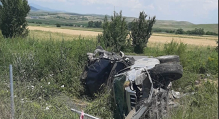 Një nga të lënduarit e aksidentit në autostradën Shtip - Milladinovc është dërguar në Shkup