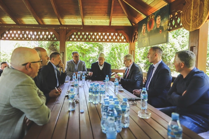 Kryetari i BDI-së Ali Ahmeti vizitoi familjarët e ish-presidentit të Kosovës, Hashim Thaçi