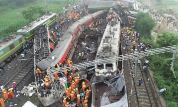Повеќе од 280 загинати, стотици повредени во железничка несреќа во Индија