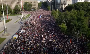 Њујорк Тајмс: Најголеми улични демонстрации во Србија по соборувањето на Милошевиќ