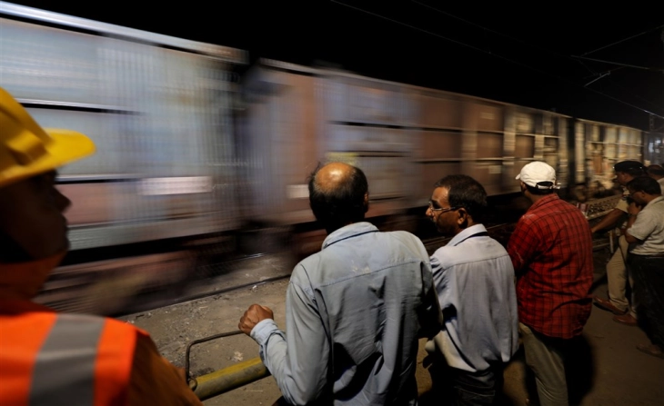 Возовите во Индија повторно сообраќаат на местото на трагичната несреќа