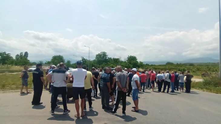 Втор ден блокиран патот Градско - Прилеп, се бара итна санација на оштетениот сифон Макарија на хидромелиоративниот систем ,,Тиквеш