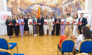 Претседателот Пендаровски ги додели признанијата „Инженерски прстен 2023“ на 12 најуспешни дипломирани инженери