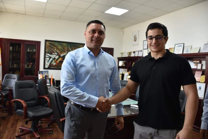 Кавадаречкиот средношколец - државен првак по физика на средба со градоначаникот Јанчев