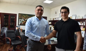 Кавадаречкиот средношколец - државен првак по физика на средба со градоначаникот Јанчев
