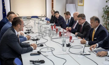 Лајчак и Ескобар побараа од косовските Срби да учествуваат на локалните избори во северно Косово