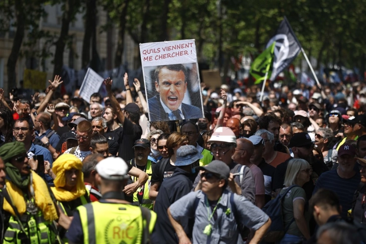 31.000 луѓе протестираа против пензиската реформа во Париз, 17 лица се уапсени