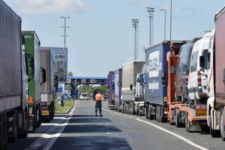 Hiqen lejet për transport të mallrave dhe udhëtarëve mes Serbisë dhe Maqedonisë së Veriut