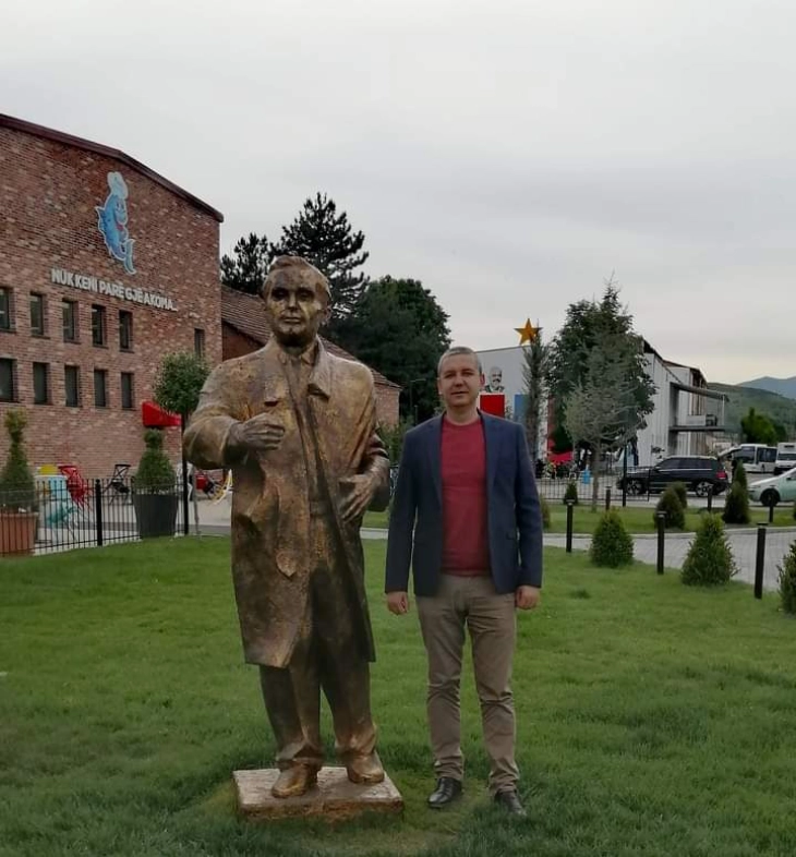 Споменикот на Никола Калфа  ги пречекува посетителите на Fish City во Малиќ