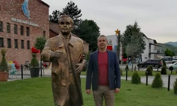Споменикот на Никола Калфа  ги пречекува посетителите на Fish City во Малиќ