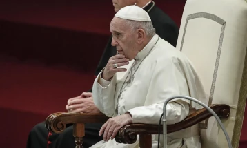 Ватикан: Папата мина мирна ноќ во болницата по операцијата на брух