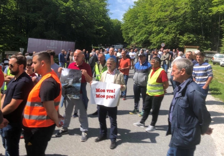 Жители на регионот на Горна Река со протест реагираат на деградацијата на природата во НП „Маврово“