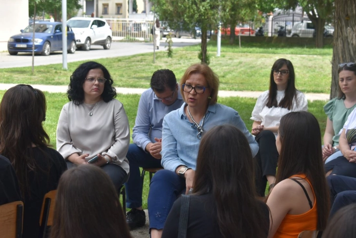 Вицепремиерката Грковска на средба со средношколци во Струмица