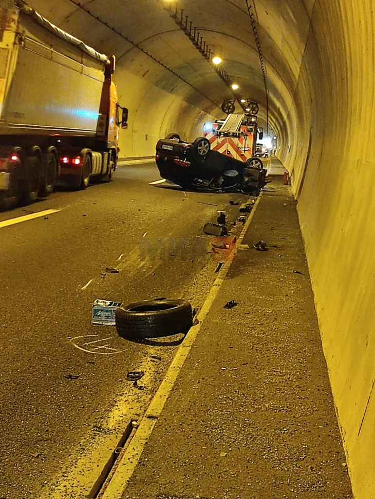 Возило излетало од патот кај  тунелот на делницата Гевгелија - Неготино, сообраќајот во прекин 