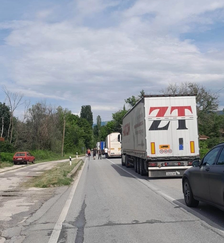 Прекинат сообраќајот на патот Куманово - Крива Паланка, се судриле две товарни возила кај село Псача
