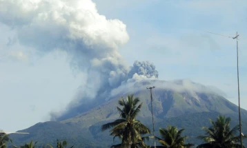 Вулкан на Филипините исфрла пепел и отровни гасови, илјадници луѓе евакуирани