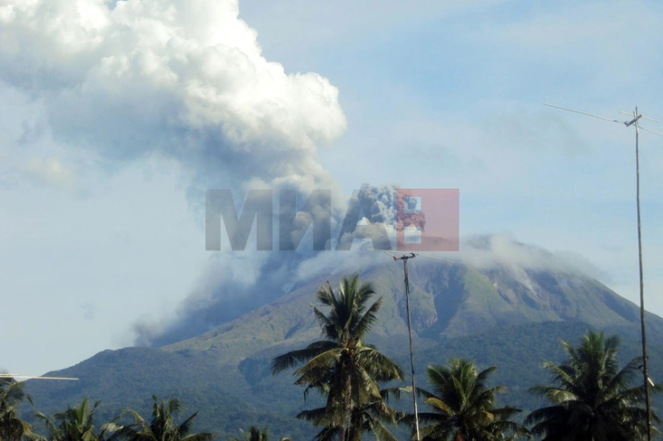 Një vullkan në Filipine nxori hi dhe gazra helmues, mijëra njerëz janë evakuuar