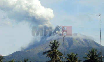 Një vullkan në Filipine nxori hi dhe gazra helmues, mijëra njerëz janë evakuuar