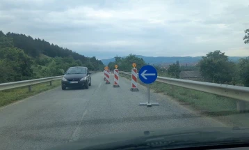 Сообраќајот на магистралата А3 кај Делчево се одвива наизменично за сите видови возила