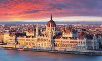 Унгарскиот парламент изгласа построг Закон за странски работници