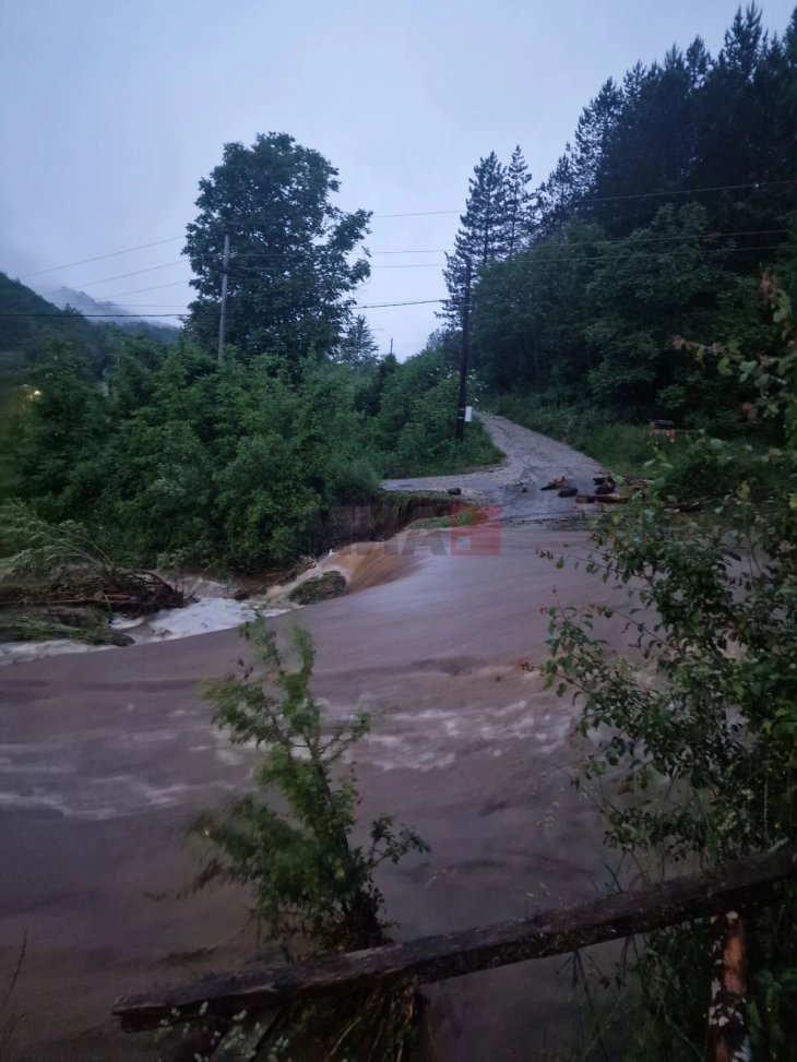 Надојдените води од врнежите однесоа дел од регионалниот пат од селото Огут кон село Нерав, кривопаланечко