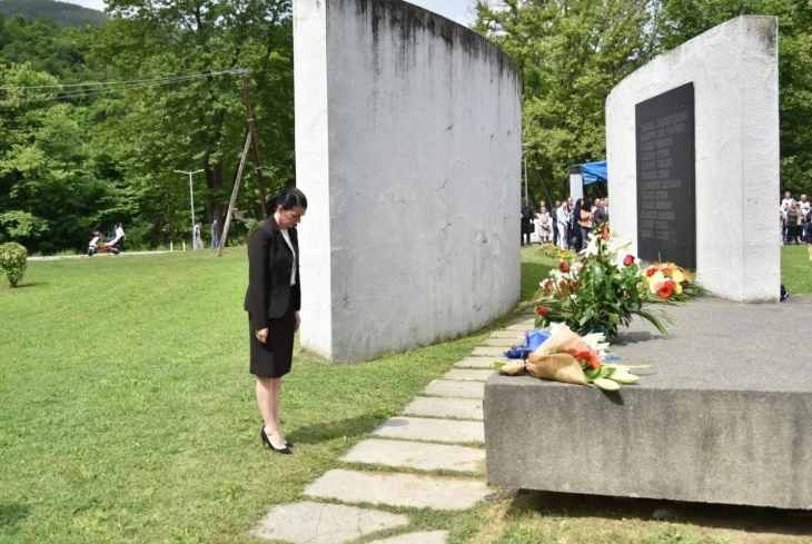 Министерката Костадиновска-Стојчевска положи цвеќе во одбележувањето на 80 години од стрелањето на 12 младинци во Ваташа