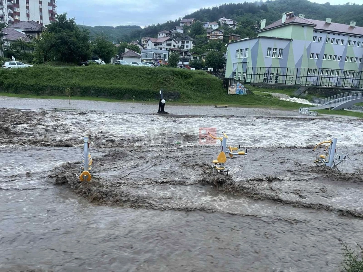 Се излеа Крива Река, отсечено село Т'лминци, однесени пешачки мостови и поплавени домови во Крива Паланка