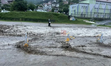 Се излеа Крива Река, отсечено село Т'лминци, однесени пешачки мостови и поплавени домови во Крива Паланка